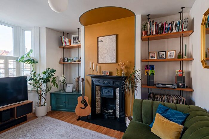 2 Bedroom Flat For Sale In Melford Road, Leytonstone, London, E11