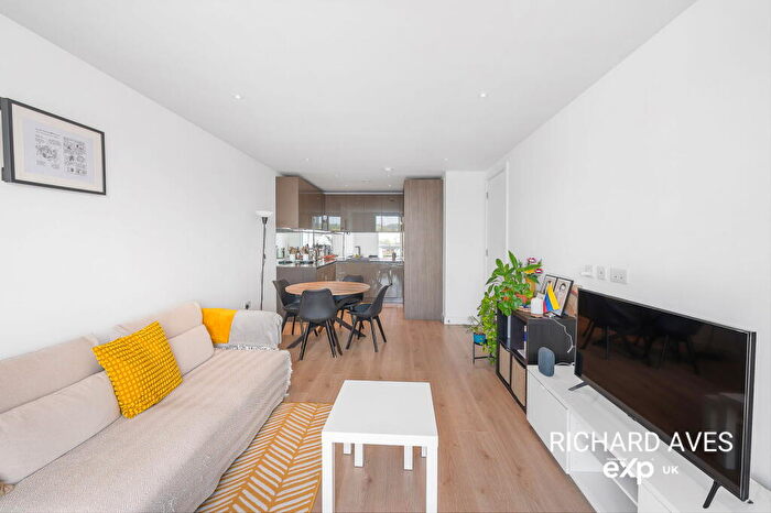 2 Bedroom Flat For Sale In High Street, London, N8