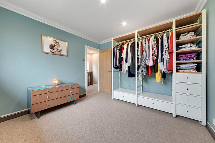 3 Bedroom End Of Terrace House For Sale In Goldingham Avenue, Loughton, IG10