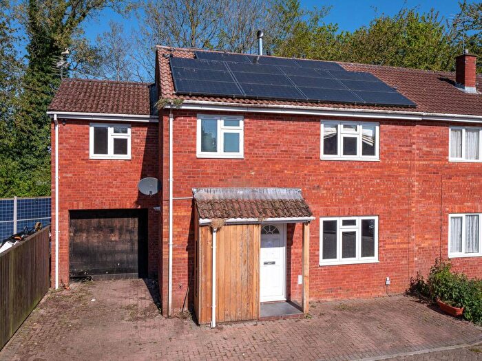 4 Bedroom Semi Detached House For Sale In Anson Close, Bovingdon, HP3