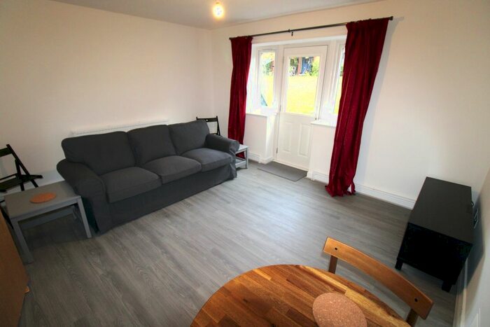 2 Bedroom Flat To Rent In Canterbury Gardens, Salford, M5
