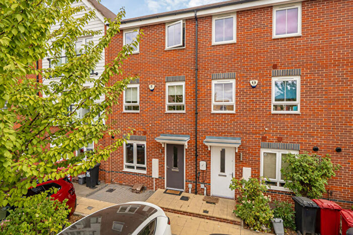 4 Bedroom Terraced House For Sale In Edgeworth Close, Slough, SL3
