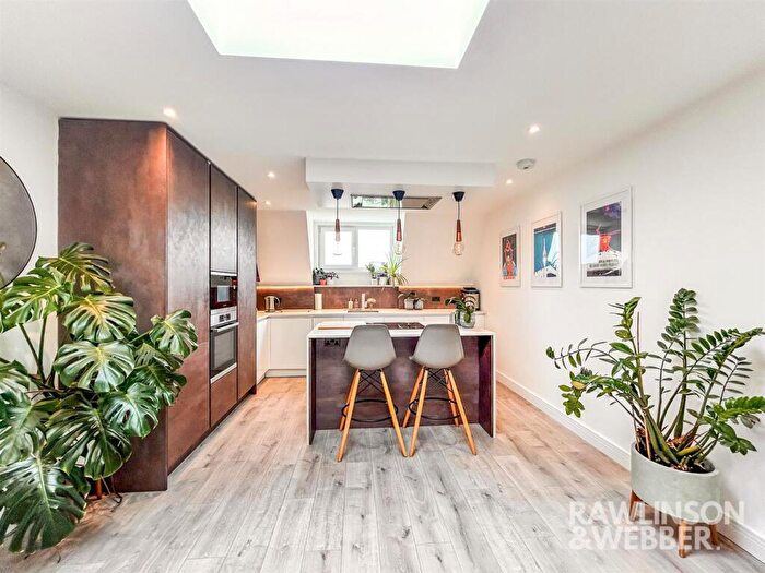 1 Bedroom Apartment For Sale In Walton Road, East Molesey, KT8