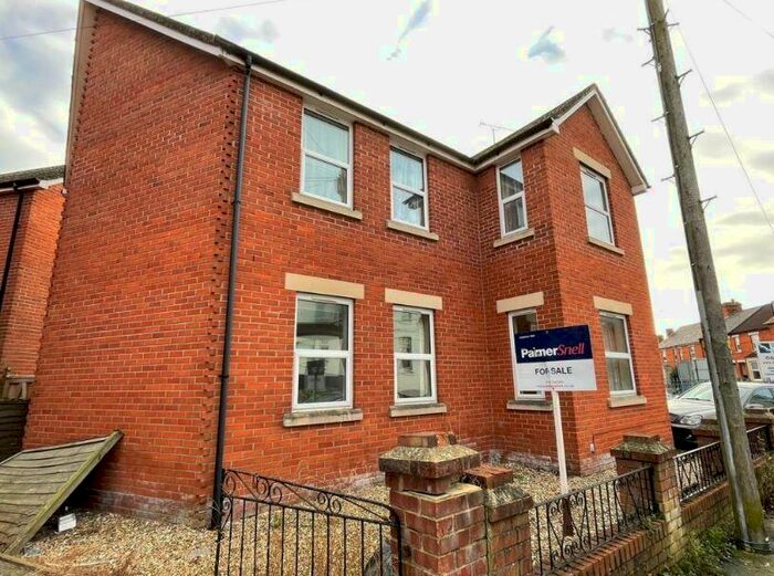 2 Bedroom Flat To Rent In Crofton Avenue, Yeovil, BA21