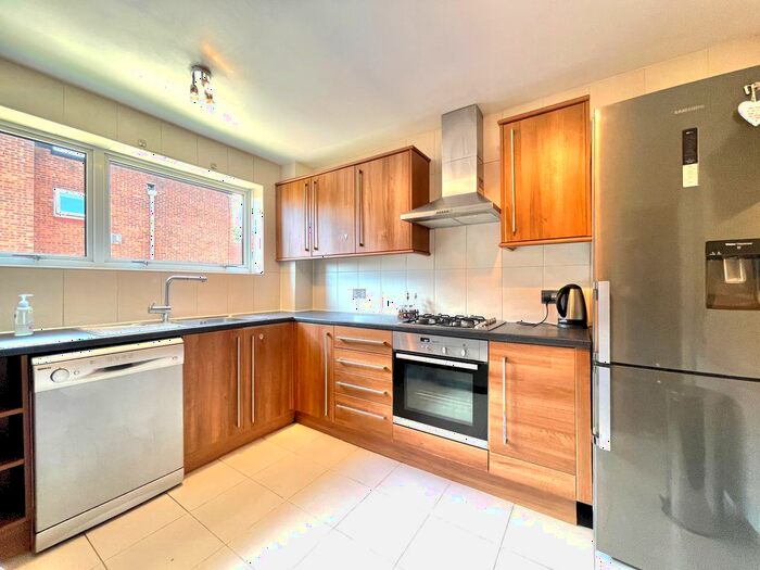 3 Bedroom Flat To Rent In Laburnum Lodge, Hendon Lane, London, N3