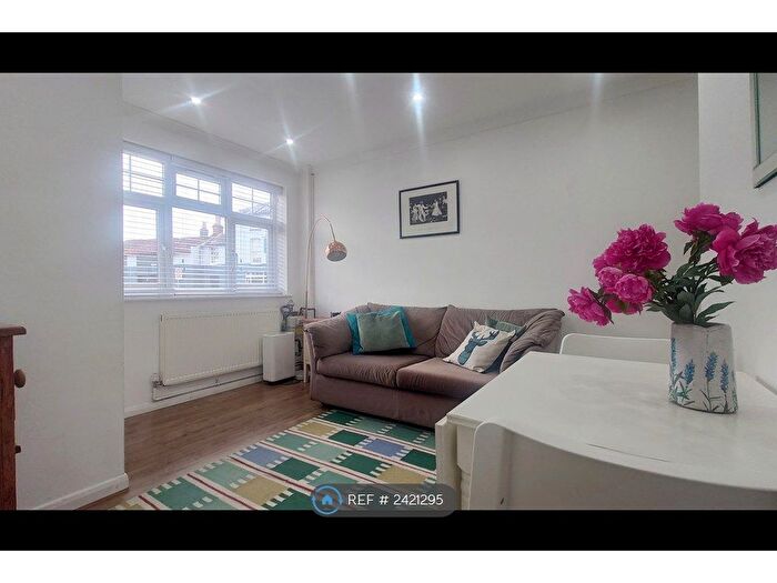1 Bedroom Flat To Rent In Walton Road, West Molesey, KT8