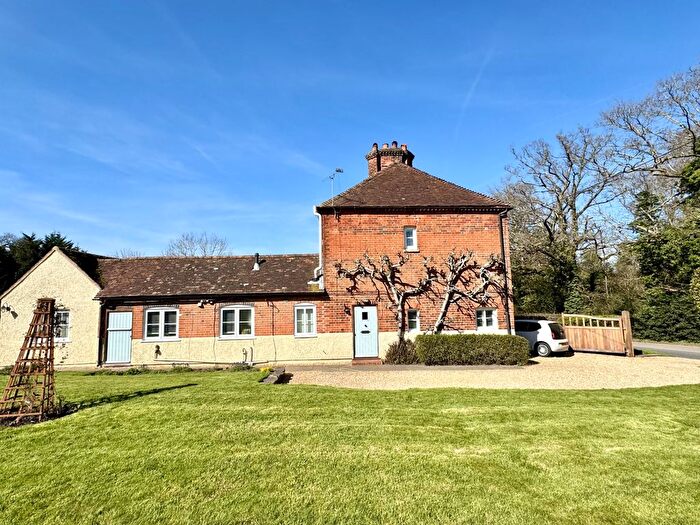 3 Bedroom Semi Detached House For Sale In Reading Road, Rotherwick, RG27