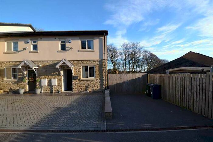 3 Bedroom Town House To Rent In Pollits Farm Close, Clayton Heights, Bradford, BD6