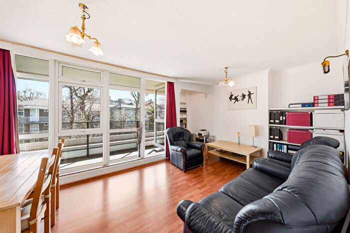 3 Bedroom Maisonette For Sale In Pigott Street, London, E14