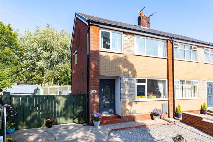 3 Bedroom Semi-Detached House For Sale In Newton Close, Leyland, PR26