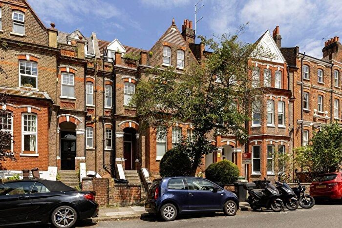 4 Bedroom Flat To Rent In Dennington Park Road, West Hampstead, NW6