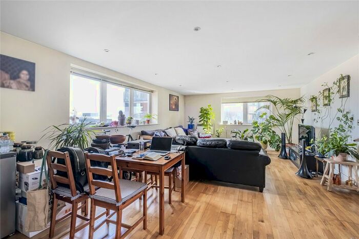 2 Bedroom Flat To Rent In Long Lane, Borough, London, SE1