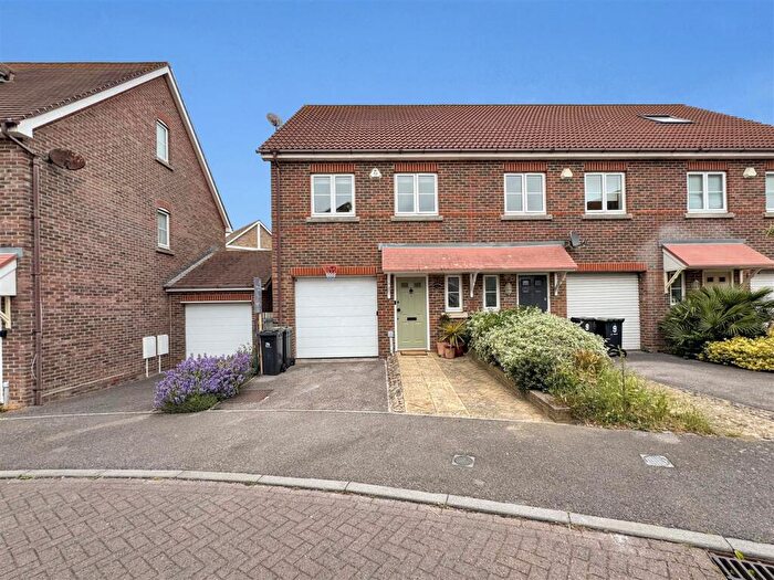 3 Bedroom Town House For Sale In Doulton Close, Weymouth, DT4