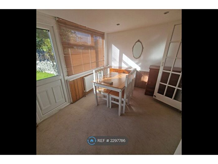 3 Bedroom Semi-Detached House To Rent In Hawkdene, London, E4