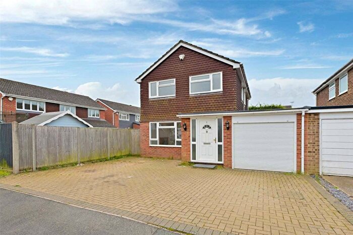 4 Bedroom Link Detached House For Sale In Cresswells Mead, Holyport, Berkshire, SL6