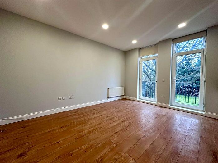 3 Bedroom Flat To Rent In Norbury Avenue, Thornton Heath, CR7