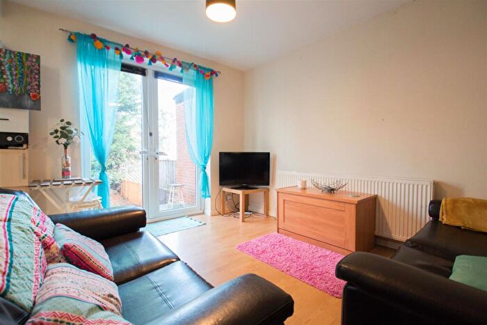 3 Bedroom Semi-Detached House To Rent In Grimthorpe Place, Headingley, Leeds, LS6