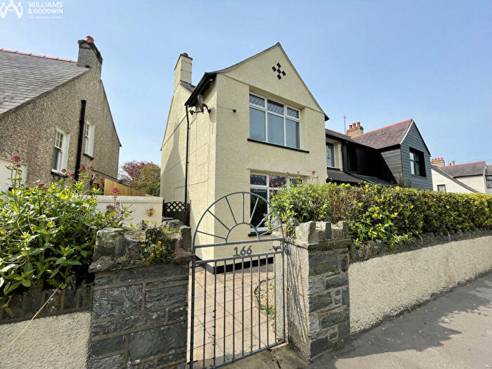3 Bedroom Semi-Detached House For Sale In London Road, Holyhead, LL65