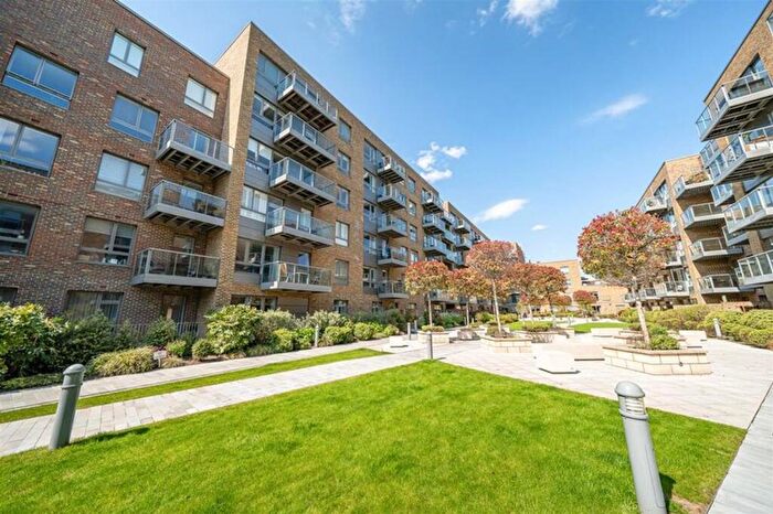 2 Bedroom Flat For Sale In Purser Court, Smithfield Square, N8