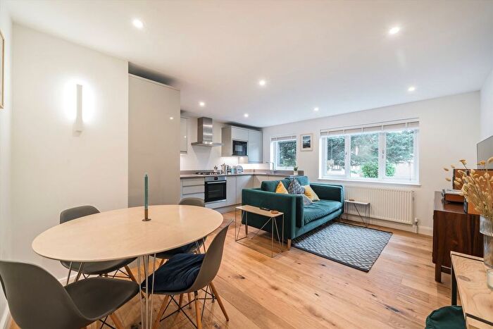 2 Bedroom Flat For Sale In Beardsley Way, Acton, W3