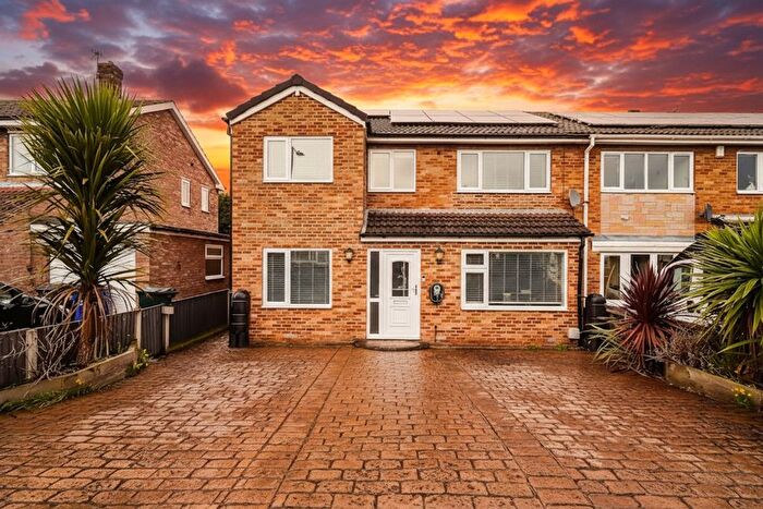 5 Bedroom Semi-Detached House For Sale In Yew Tree Crescent, Rossington, DN11