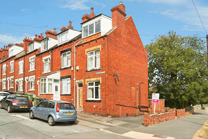 4 Bedroom End Of Terrace House For Sale In Featherbank Grove, Horsforth, Leeds, LS18
