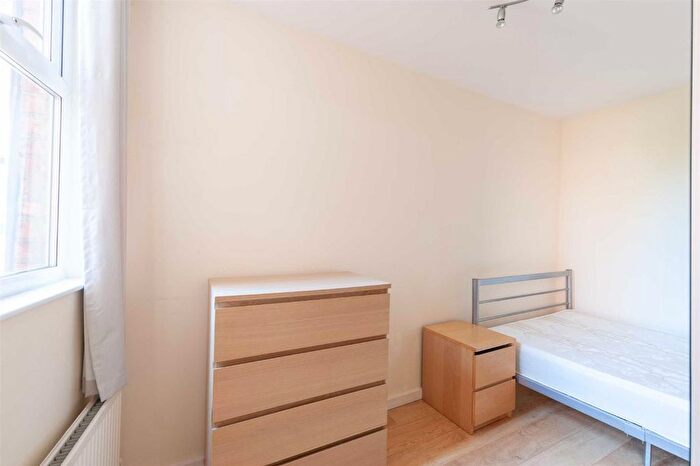 3 Bedroom Flat To Rent In Chatsworth Gardens, London, W3