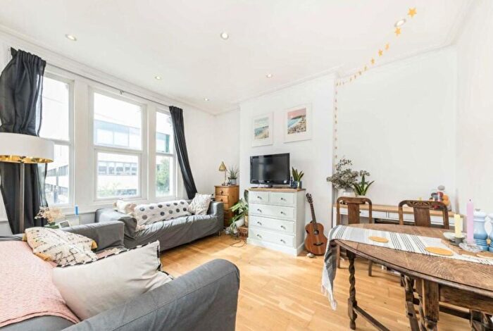 3 Bedroom Flat To Rent In Elmcourt Road, London, SE27