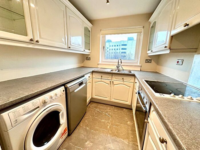 3 Bedroom Apartment To Rent In Riverview Place, City Centre, Glasgow, G5