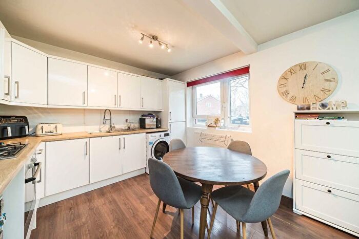 2 Bedroom Flat To Rent In Deeside Road, Earlsfield, SW17