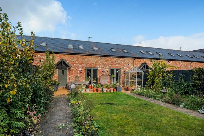 4 Bedroom Barn Conversion For Sale In Home Farm, Tingrith, MK17