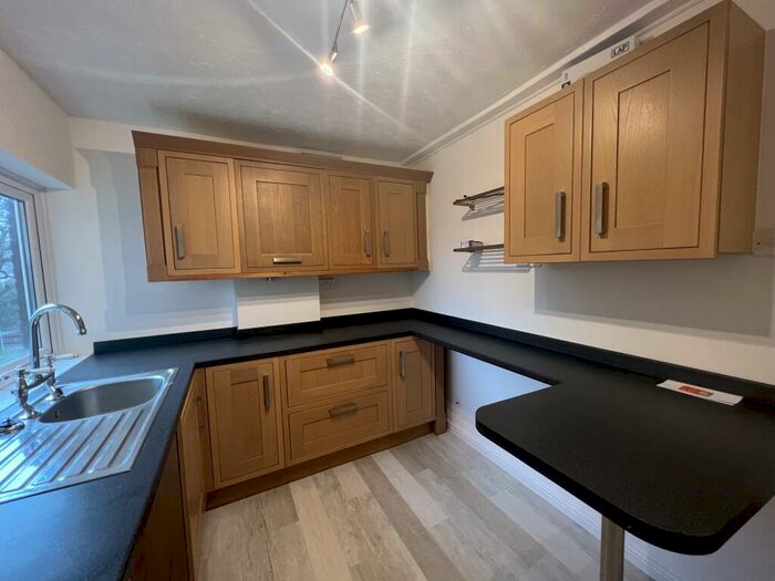 2 Bedroom Apartment To Rent In Heol Llanishen Fach, Cardiff, CF14