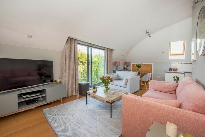 2 Bedroom Flat To Rent In Harberson Road, London, SW12