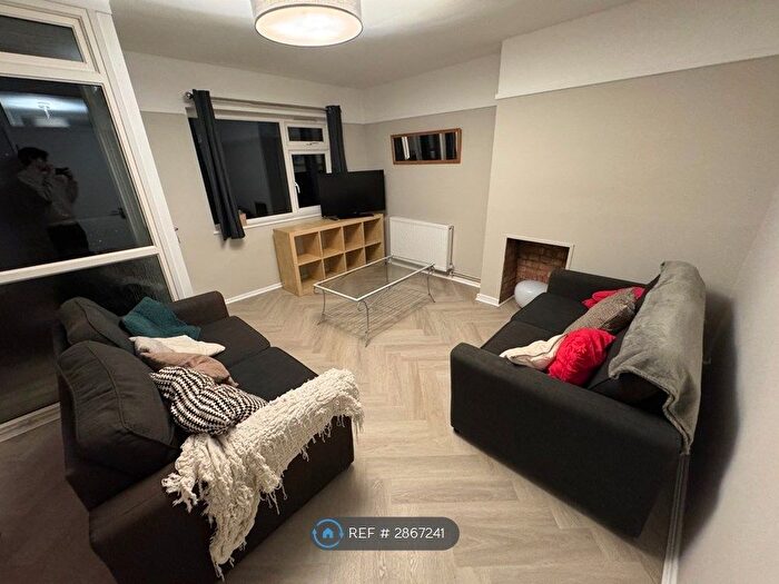 3 Bedroom Flat To Rent In Macaulay Road, London, SW4