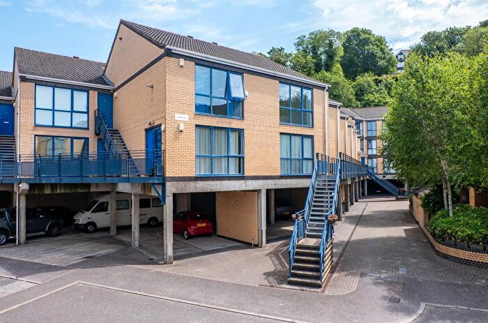 2 Bedroom Flat For Sale In Valetta Way, Rochester, ME1