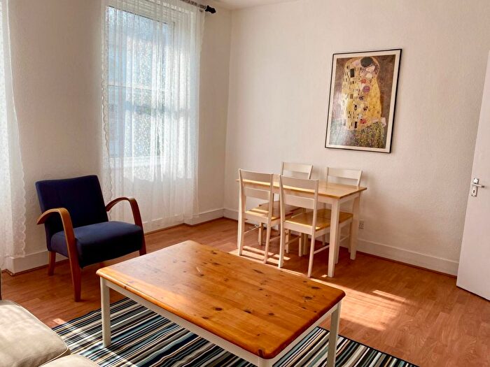 1 Bedroom Flat To Rent In Woodstock Grove, Shepherds Bush, London, W12