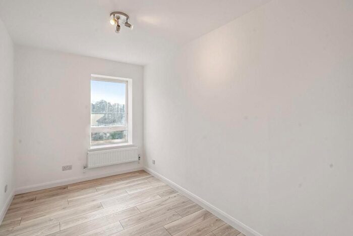 3 Bedroom Flat To Rent In Robin Hood Lane, Sutton, SM1