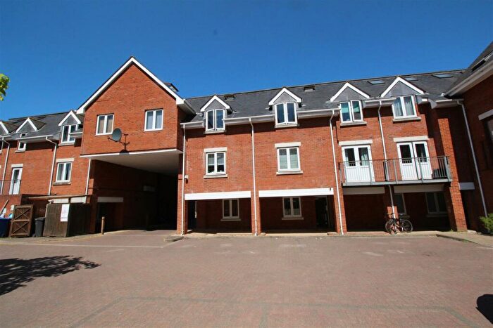 2 Bedroom Flat To Rent In Sanders Place, Walsworth Road, Hitchin, SG4