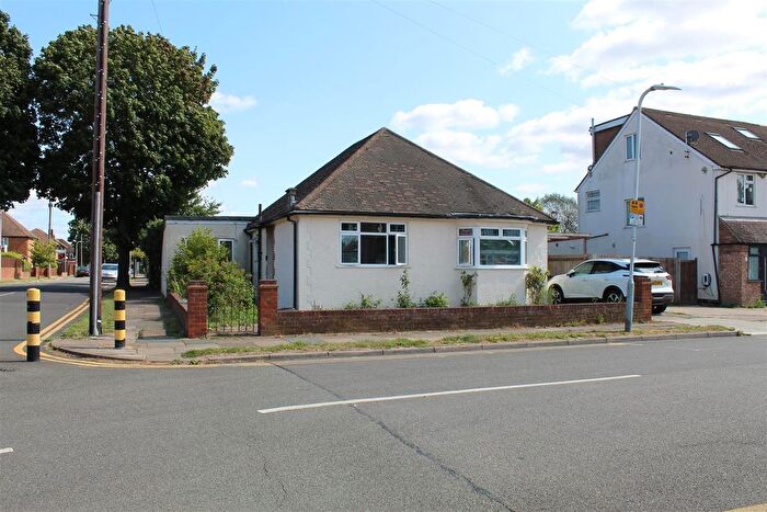 3 Bedroom Detached Bungalow To Rent In Mahlon Avenue, Ruislip, HA4