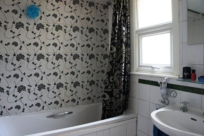 1 Bedroom Flat To Rent In Grovehill Road, Redhill, RH1
