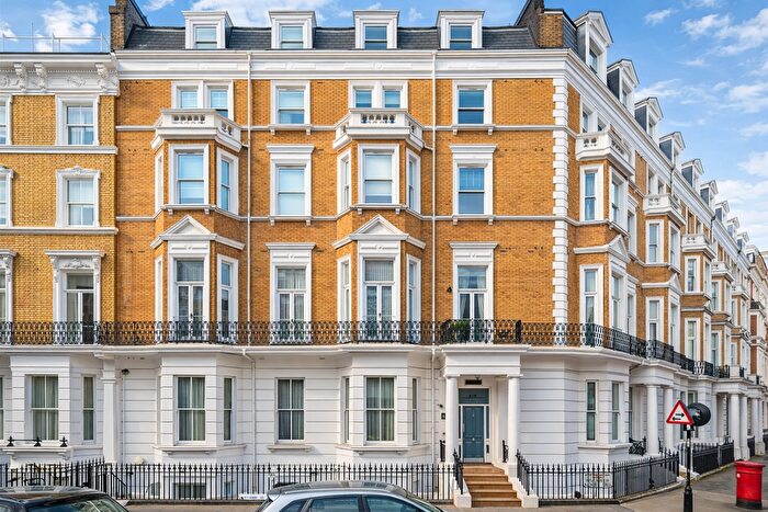 3 Bedroom Flat To Rent In Hogarth Road, SW5