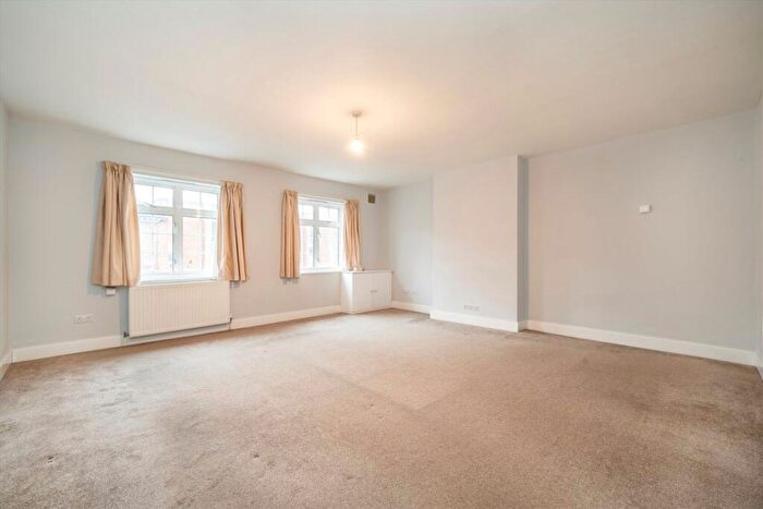 2 Bedroom Flat To Rent In Packhorse Road, Gerrards Cross, SL9
