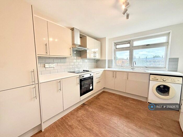 3 Bedroom Flat To Rent In Robinson Road, London, E2