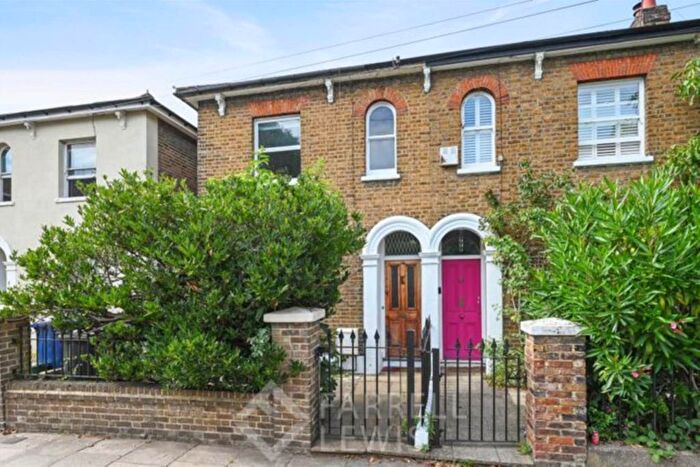 2 Bedroom Flat To Rent In Avenue Road, Acton, W3