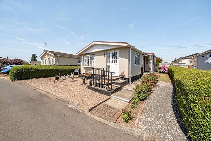2 Bedroom Park Home For Sale In Woodside Park, Woodside, Luton, Bedfordshire, LU1