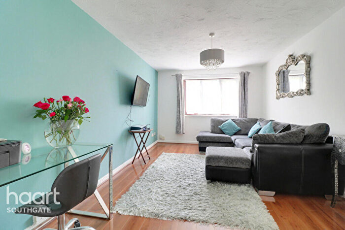 1 Bedroom Apartment For Sale In Dalrymple Close, London, N14