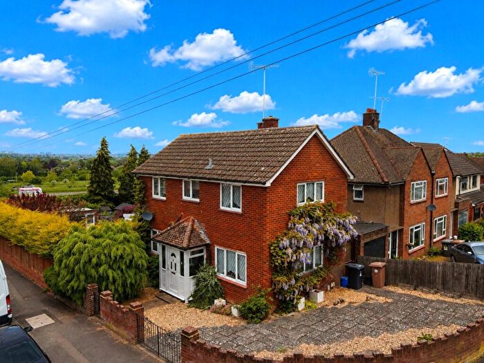 3 Bedroom Detached House For Sale In Fairford Avenue, Luton, Bedfordshire, LU2