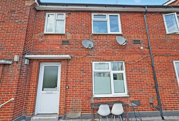 3 Bedroom Flat For Sale In Edgware Way, Edgware, HA8