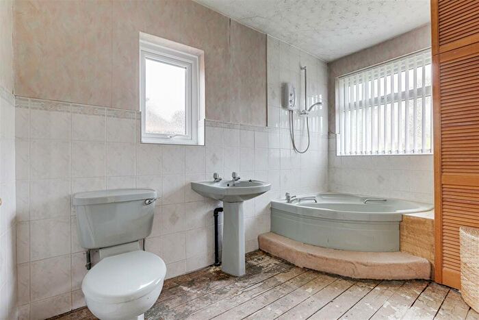 3 Bedroom Detached House For Sale In Newlyn Drive, Aspley, Nottinghamshire, NG8