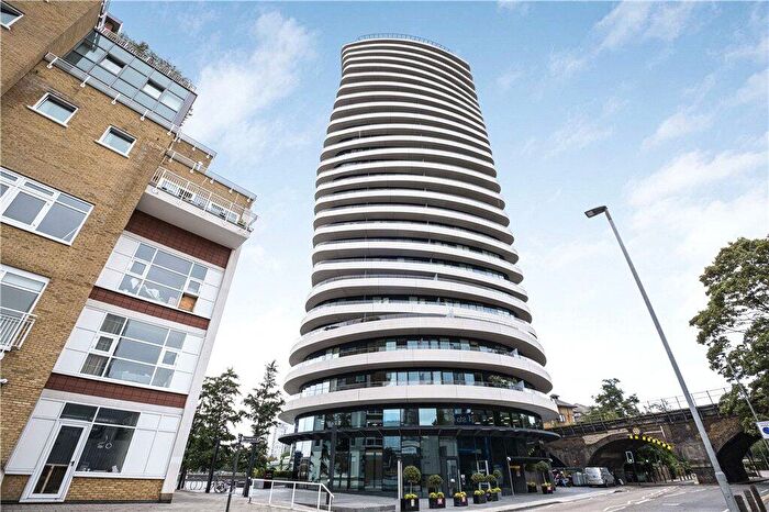 2 Bedroom Apartment To Rent In Lombard Road, London, SW11